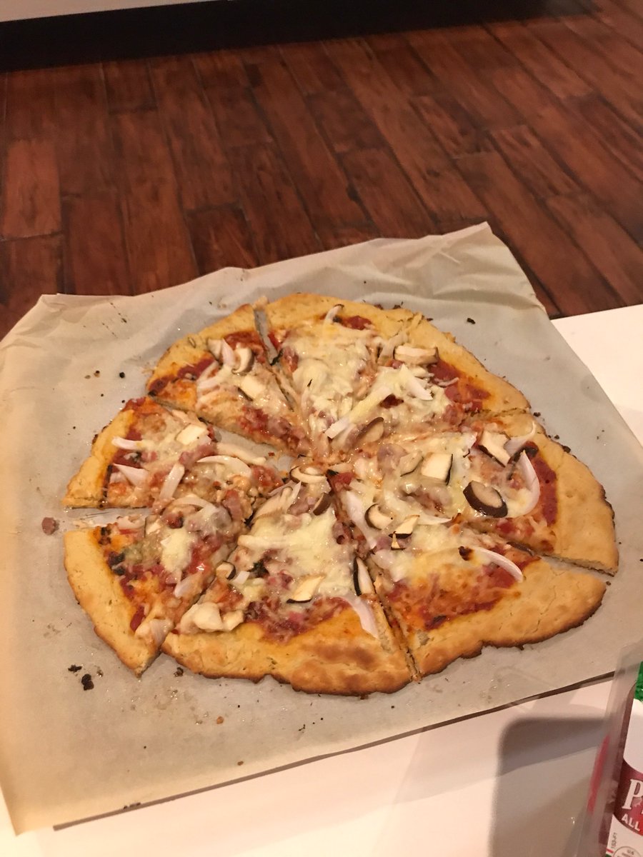 stephen_bae's tweet photo. @GordonRamsay what do you think about low carb pizza I made with my gf? https://t.co/iHoOZPTcuL
