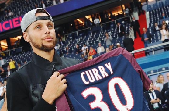 geglobo's tweet photo. Curry aparece em jogo do PSG, e LeBron provoca e veste camisa do Barcelona https://t.co/Ea9UtOEeoR https://t.co/y24ldzO8Ec
