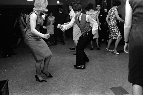 Стиляги ссср 60-х. Дискотека 60 лет. Танцы в 70 е годы. Стиляги в ссср 50-е. Художник морт кюнстлер.