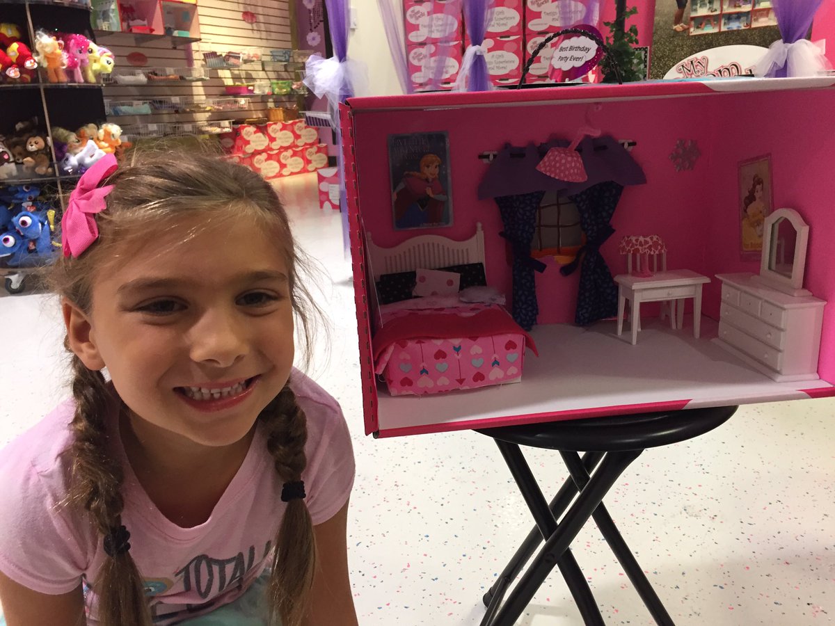 lindaloew's tweet photo. Fun Friday night @MyRoomRocks #grandkids #creativity #designthinking https://t.co/Fx5ZoSWlFT