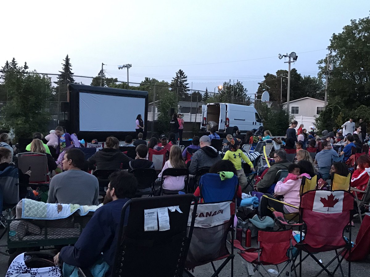 mflalonde's tweet image. What a great turn out at the Movie in the Park -Thx to Queenswood Height Association! Bon cinéma et merci de votre présence!