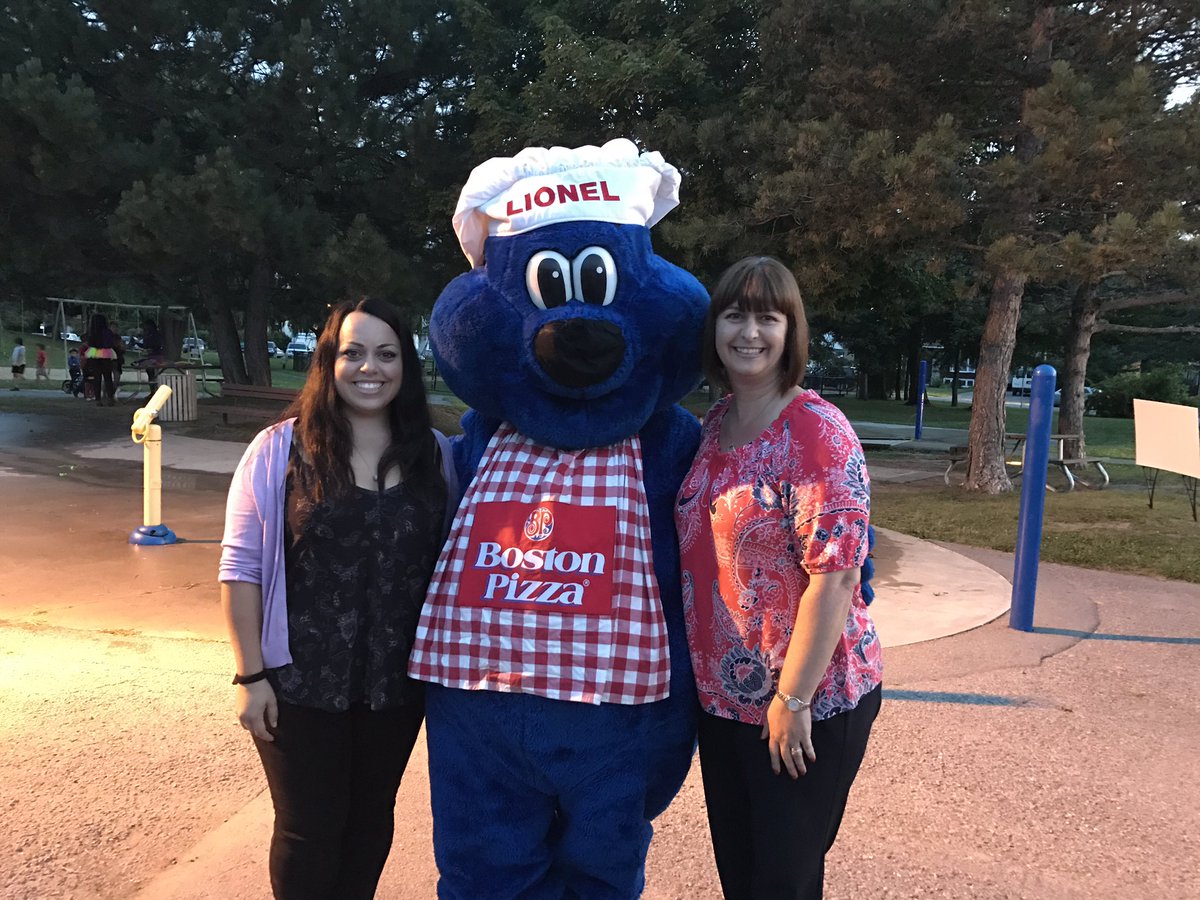 mflalonde's tweet image. What a great turn out at the Movie in the Park -Thx to Queenswood Height Association! Bon cinéma et merci de votre présence!