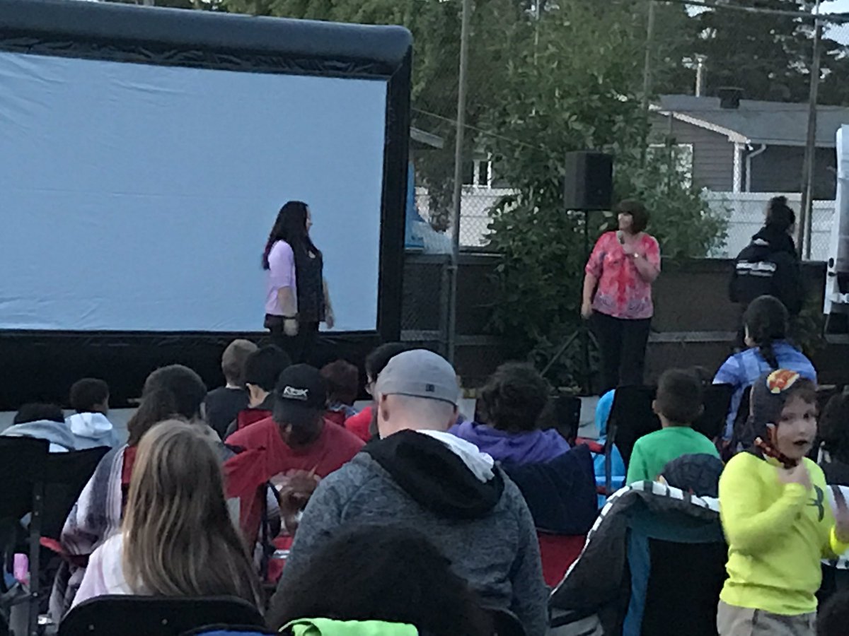 mflalonde's tweet image. What a great turn out at the Movie in the Park -Thx to Queenswood Height Association! Bon cinéma et merci de votre présence!