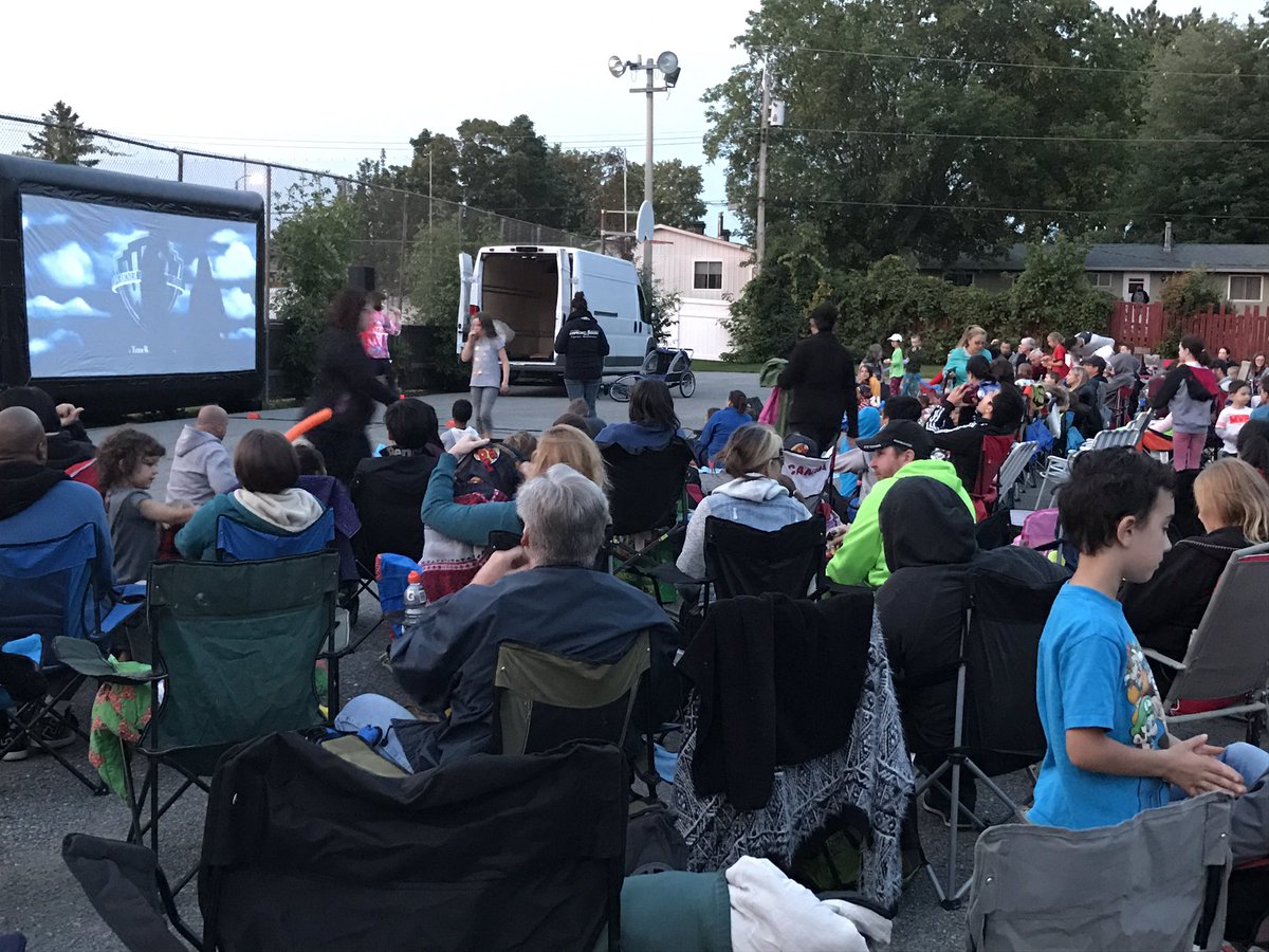mflalonde's tweet image. What a great turn out at the Movie in the Park -Thx to Queenswood Height Association! Bon cinéma et merci de votre présence!