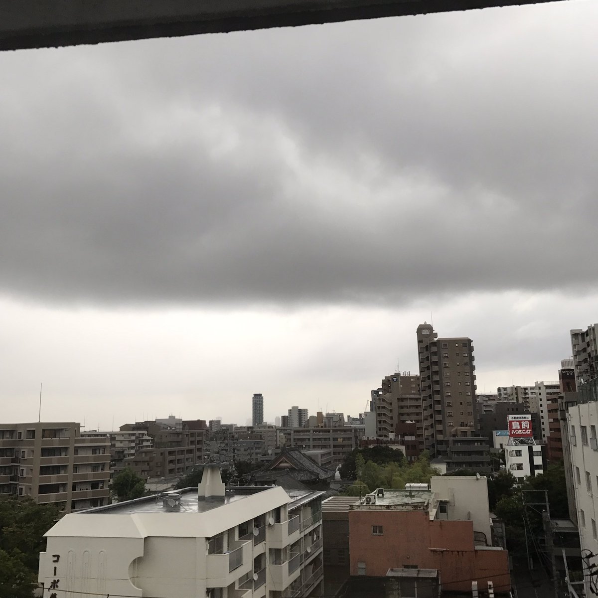 yamayuri47's tweet photo. 今の雲、重い、暗いー。 https://t.co/bmt79jMk13