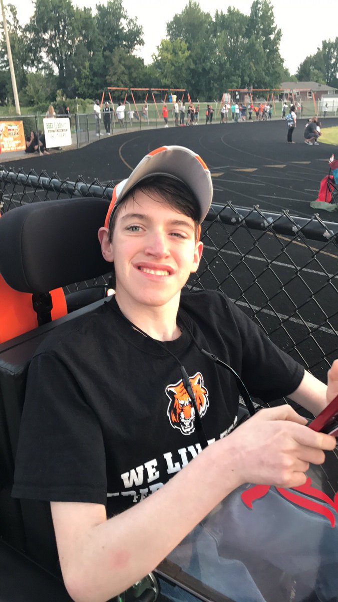DonnaSBailey's tweet photo. Watching @FernCreekFB with @wheelieTravis. #CantSee #MayorProblems #PerfectFBWeather https://t.co/QiCmXjt1VO