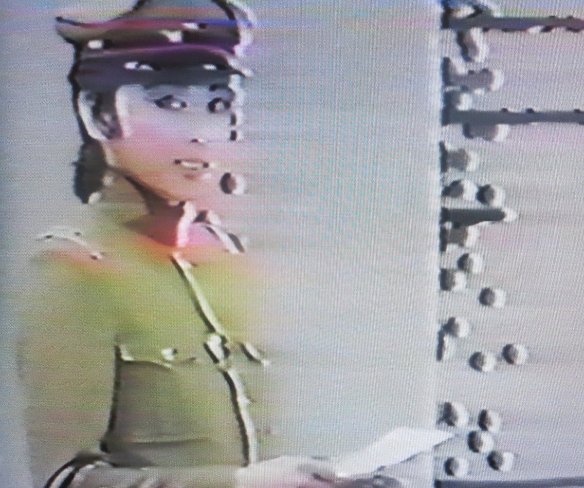 ケイト Ar Twitter 昔 関西テレビで宝塚下級生メンバーで はいからさんが通る ミニドラマを毎週少しずつ放送してたやつ祖母宅にあるんだけど もうテープ伸びまくってて画像汚いけど雰囲気だけ 少尉 平みちさん 編集長 剣幸さん 鬼島軍曹 日向薫さん