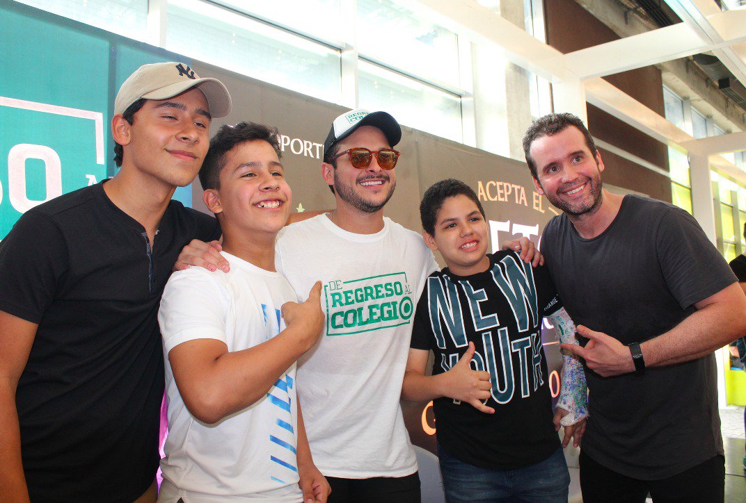 deregresocol's tweet photo. ¡Gracias #Barranquilla por tanto cariño! 😍😘😆 Estuvimos #DeRegresoAlColegio en el CC Viva participando en el #RetoPorthos de @PorthosPUB https://t.co/ir1Uyoe98c
