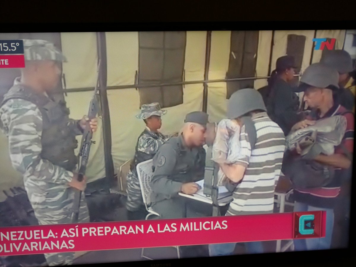 finiyela's tweet photo. POR DIOS NADIE DICE QUE HAY UN ENANO MILITAR AHI ATRAS https://t.co/Io1vBZZIdw