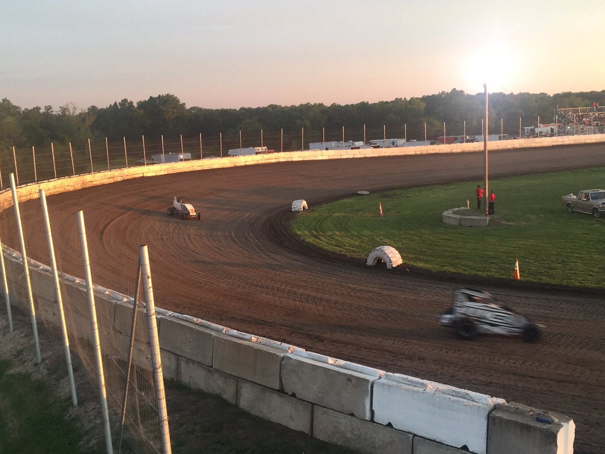 Midgets tonight with <a href="/TKlaasmeyer/">Tucker Klaasmeyer</a> <a href="/ripjetson9/">Flea Ruzic</a> <a href="/dawhop19/">Corey D.</a>    Indy Car tomorrow with @thechriswheeler    Shaping up to be a good weekend