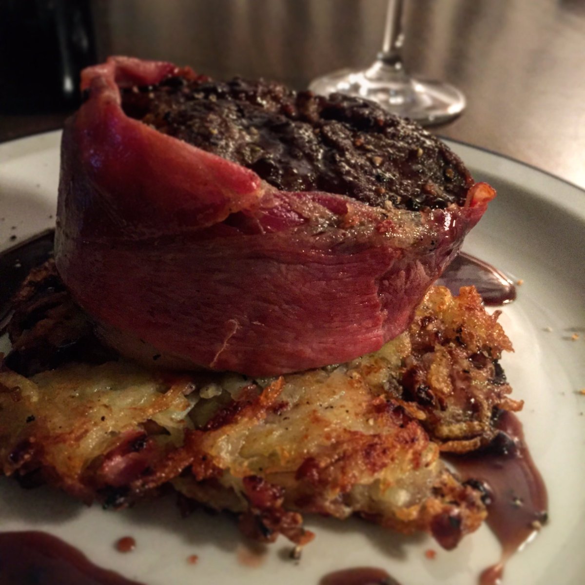 LOMO ENVUELTO EN JAMON CRUDO Y PAPA ROSTI.