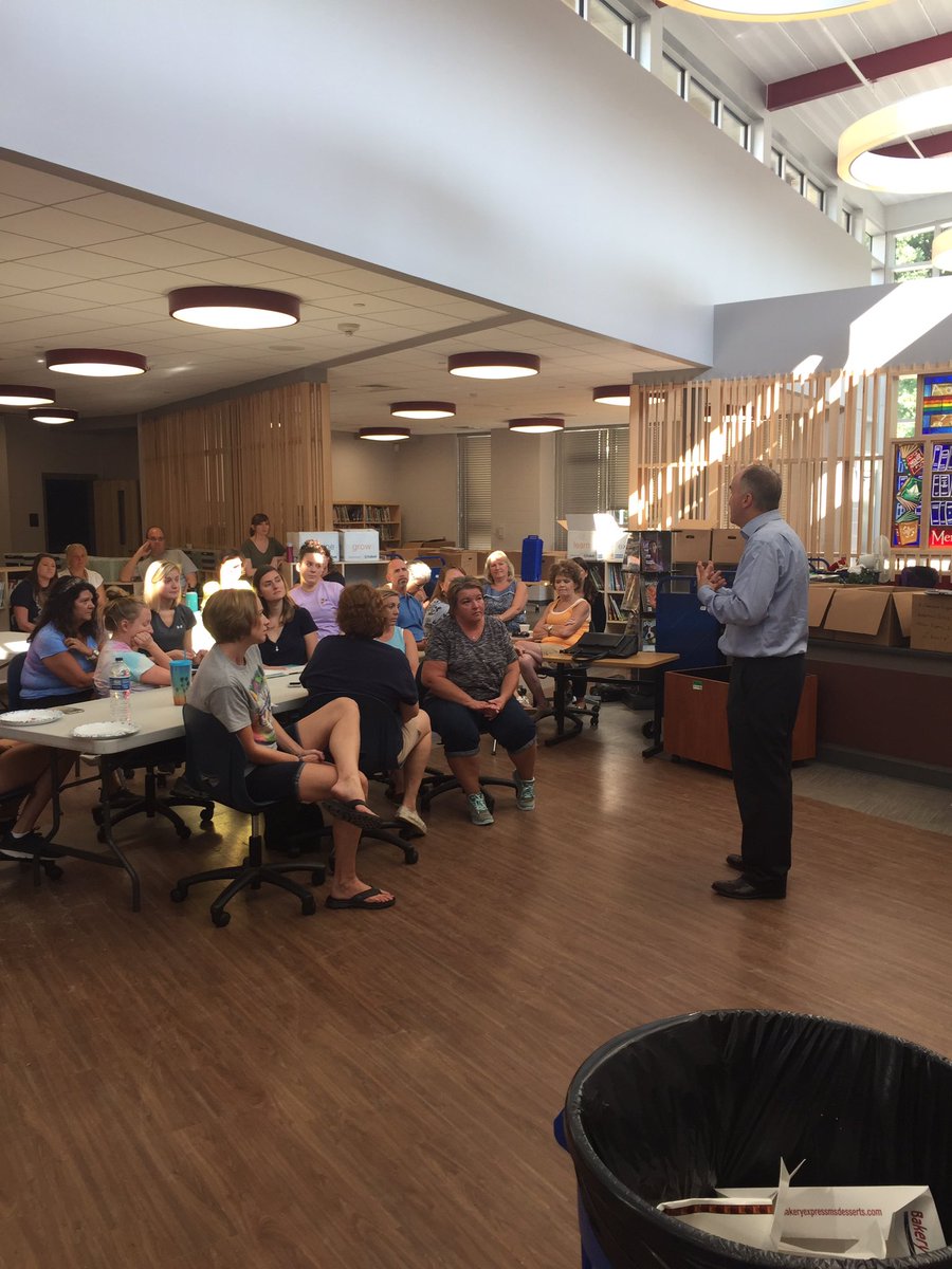 dlynchbcps's tweet photo. Great day @Relay_BCPS Principal Barnett welcomed the staff! We are growing leaders and a strong community. #RelayES4 @jrbarnett_ #smile https://t.co/98PBWH1DrF