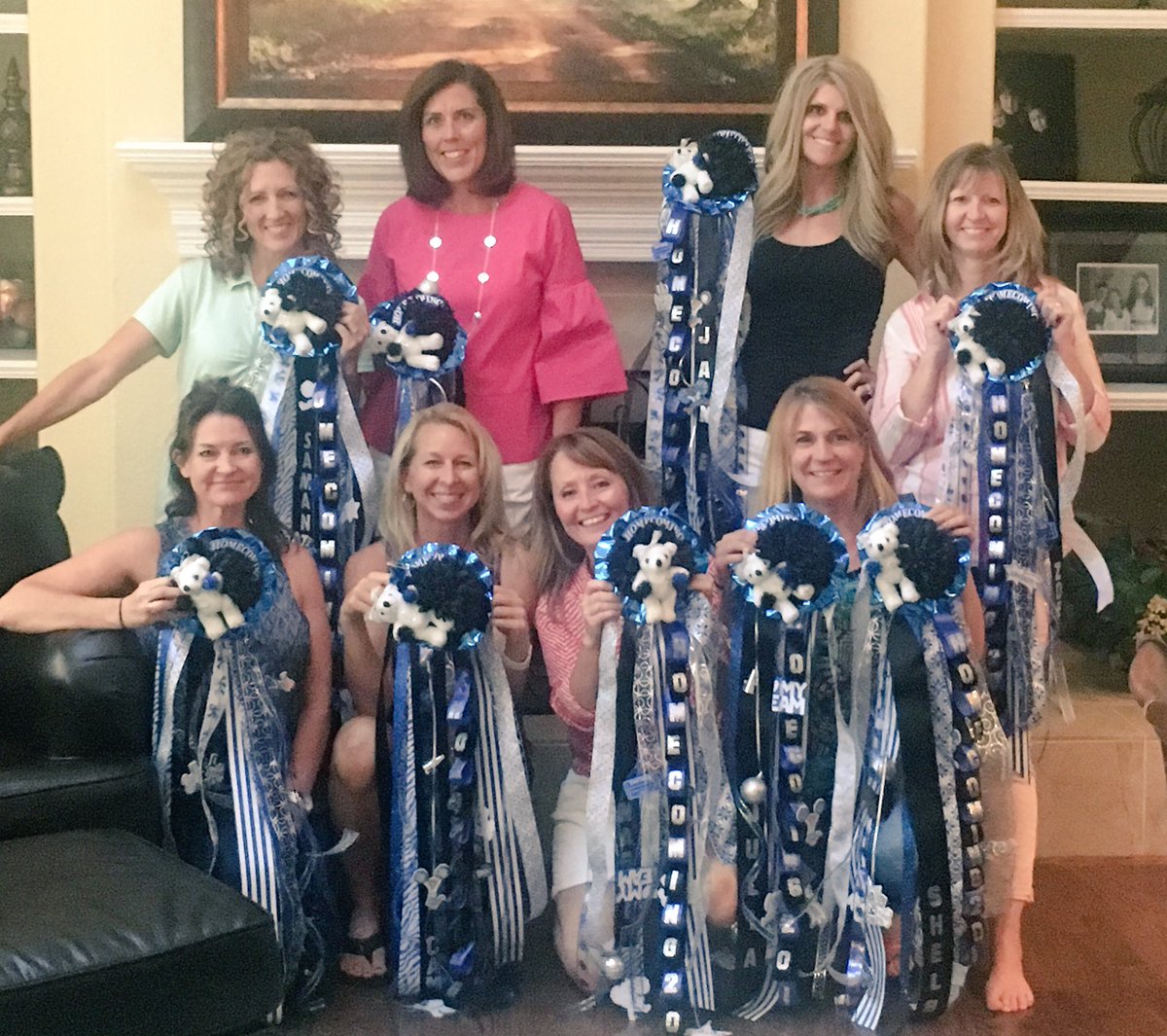 HRHSVarsityPoms's tweet photo. Poms Moms know how to have fun on a Friday night! Mums are coming next week to a backpack near you! #HoCoMums #RanchPoms https://t.co/EBVrUAQAWh