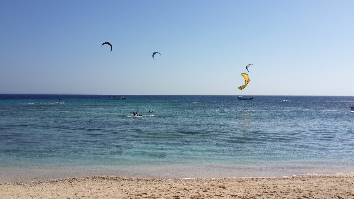 dispora_bwi's tweet photo. Pemanasan dulu sebelum berkompetisi #prokiteboarding #tabuhanislan @a_azwarnas @wawanyadmadi @banyuwangi_kab https://t.co/PCDpuNnOIX