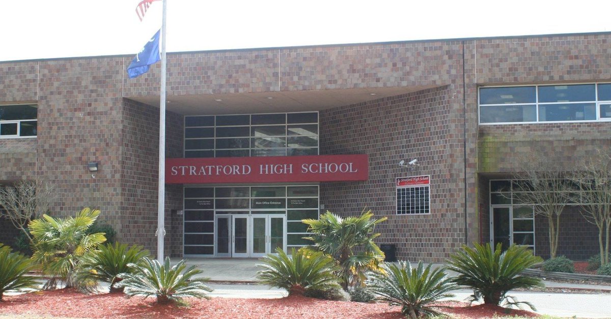 WorthyWomenLLC's tweet photo. Principal says "Girls shouldn't wear legging unless they're size 0 or 2" Just throw your whole principal out... https://t.co/LFSSeFpyRq https://t.co/VO32xPoztE