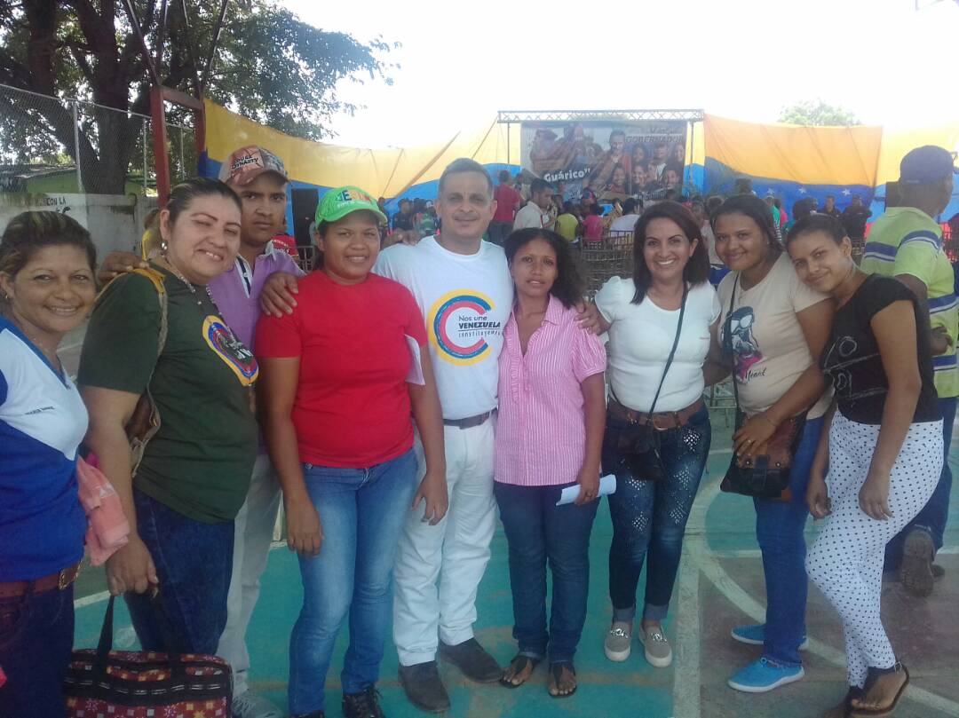 ZonaEducGuarico's tweet photo. El jefe de @ZonaEducGuarico Profe. Manuel Bolívar acompañando al candidato PSUV José Vasquez en  municipio Ortiz @JauaMiranda @gtorodelara https://t.co/4yZzFVm32k