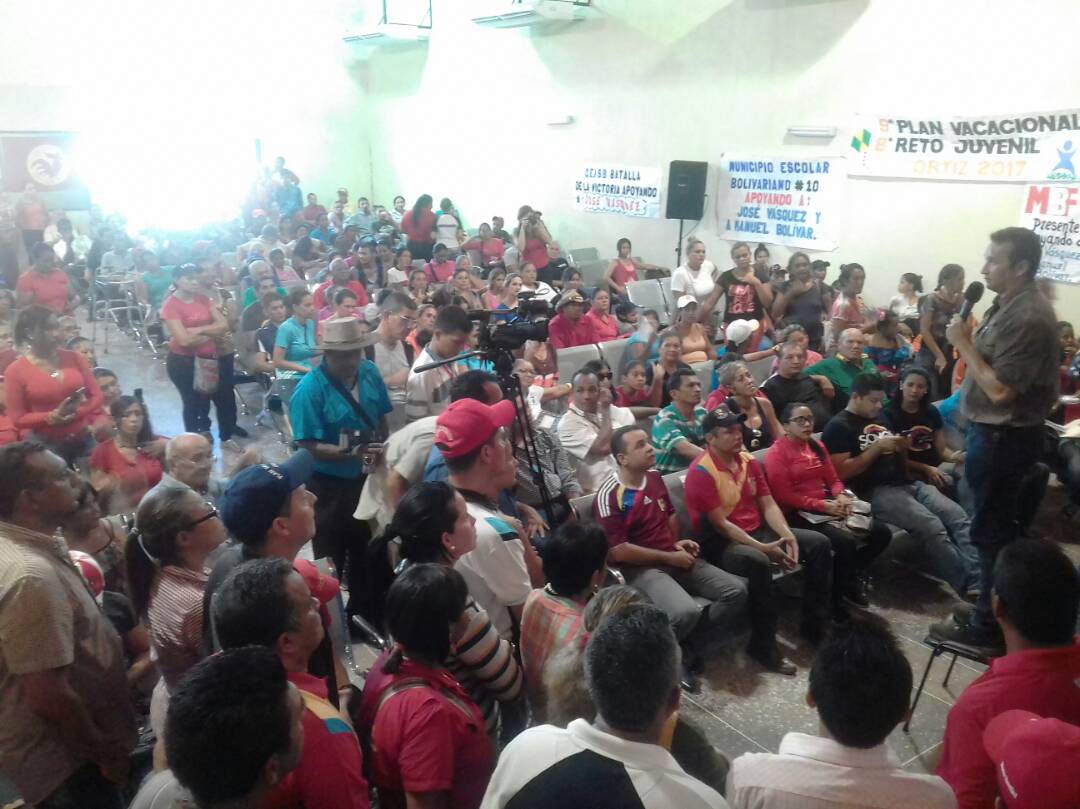ZonaEducGuarico's tweet photo. El jefe de @ZonaEducGuarico Profe. Manuel Bolívar acompañando al candidato PSUV José Vasquez en  municipio Ortiz @JauaMiranda @gtorodelara https://t.co/4yZzFVm32k