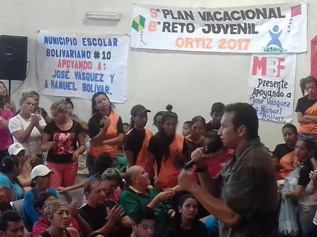 ZonaEducGuarico's tweet photo. El jefe de @ZonaEducGuarico Profe. Manuel Bolívar acompañando al candidato PSUV José Vasquez en  municipio Ortiz @JauaMiranda @gtorodelara https://t.co/4yZzFVm32k