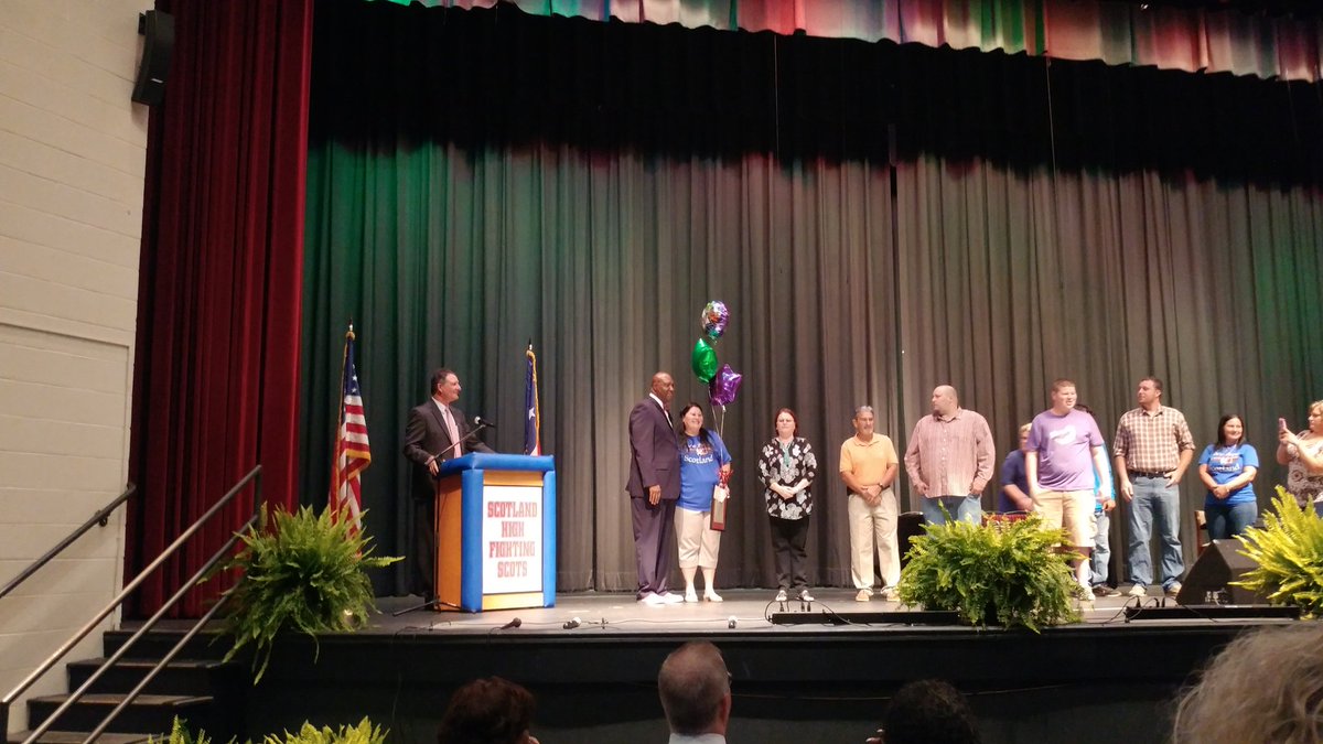 eharrell76's tweet photo. Celebrating with amazing educators who were awarded for their excellence @scotlandschools Congrats! #RiseUp #growinggreatness #Convocation17 https://t.co/w1RqpbVJDu