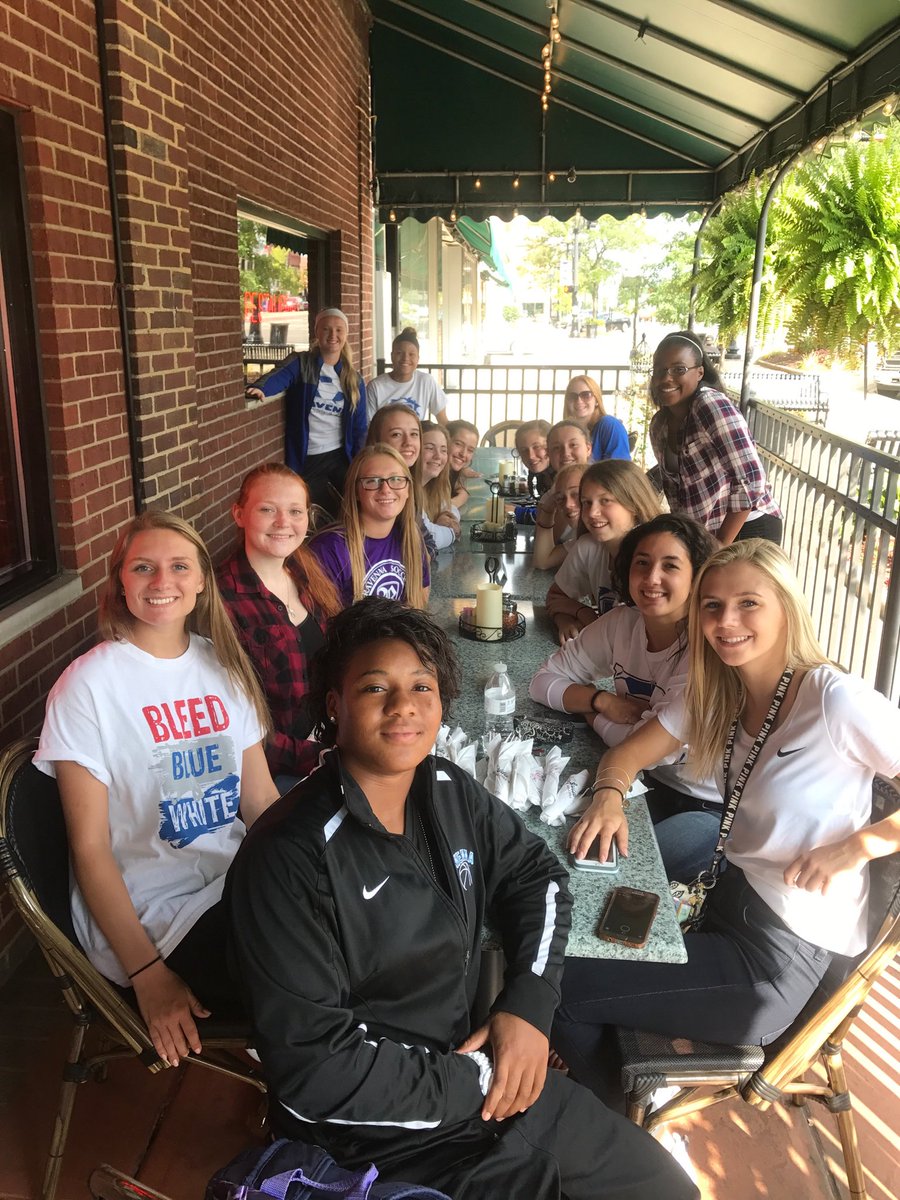 RHSCahill's tweet photo. When coach tells you to go to Guidos to actually eat instead of running there and back. 😁#ravensflytogether https://t.co/gMQBZyrtRc