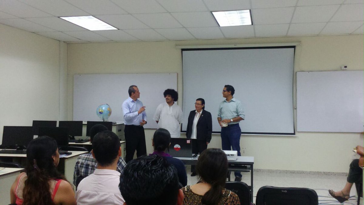DCTIG_FACES's tweet photo. DCTIG presenta al estudiante de la @UNAH_Oficial ganador del sorteo de una licencia de ArcGIS de $19,000 durante Conferencia ArcGIS y #SIG https://t.co/dV7Hpa8ptp
