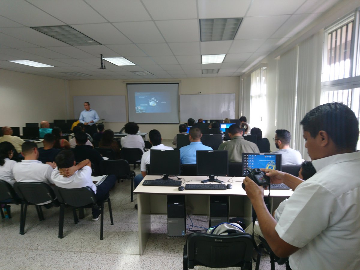 DCTIG_FACES's tweet photo. DCTIG presenta al estudiante de la @UNAH_Oficial ganador del sorteo de una licencia de ArcGIS de $19,000 durante Conferencia ArcGIS y #SIG https://t.co/dV7Hpa8ptp