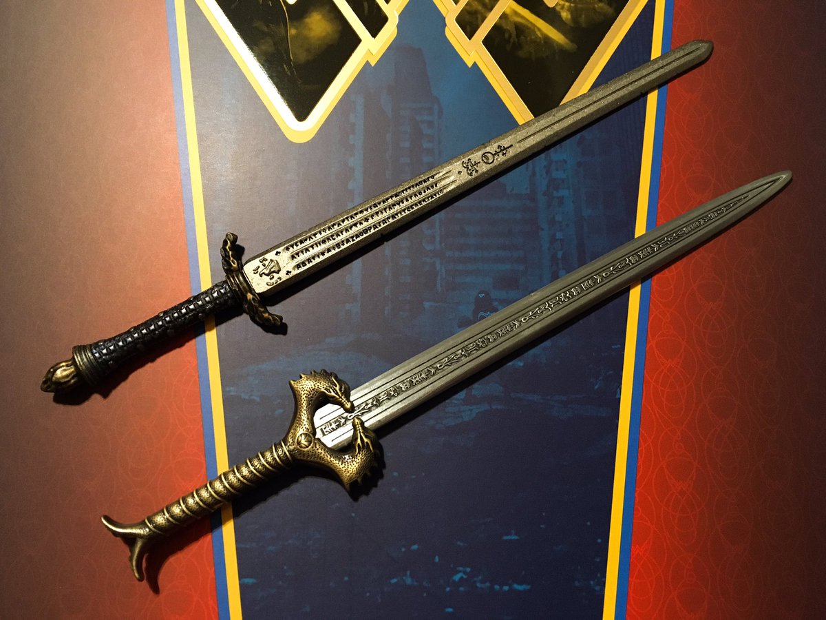 ホットのワンダーウーマンに付属している剣(上)と劇場で売ってるゴッド