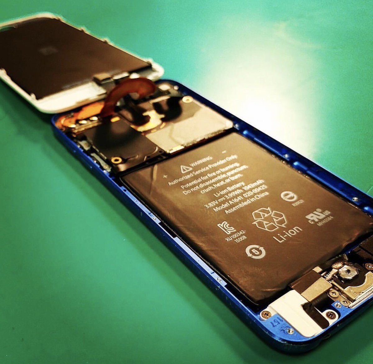 iphonemelbourne's tweet photo. Inside look at an iPod 4th generation . #apple #applerepairs #ipodrepairs #fixspot https://t.co/7i9lbCn5YI