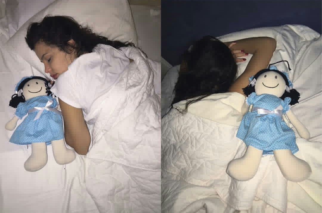 AnadaEmilly2016's tweet photo. Mesmo longe a @maylaaraujoof dormia junto com a Irmã @emillyaraujoof Mayla vc passou frio alguma hora com a Emy querendo tirar sua coberta?😂 https://t.co/0gPBid6YC4