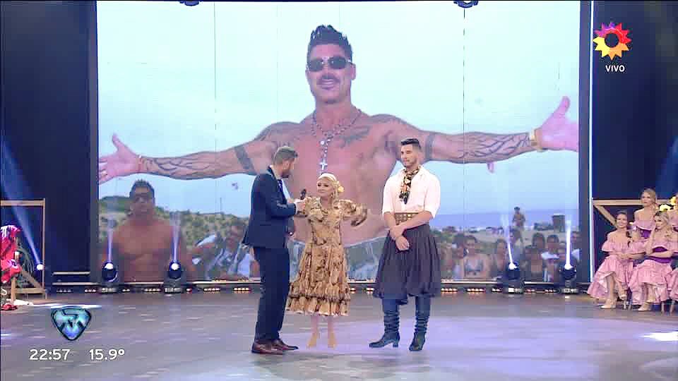 PtcRecargado's tweet photo. Y un día volvió Ricardo Fort a #ShowMatch2017 #Bailando2017
#Miameeeeee ��� https://t.co/iBjRwTD30Z