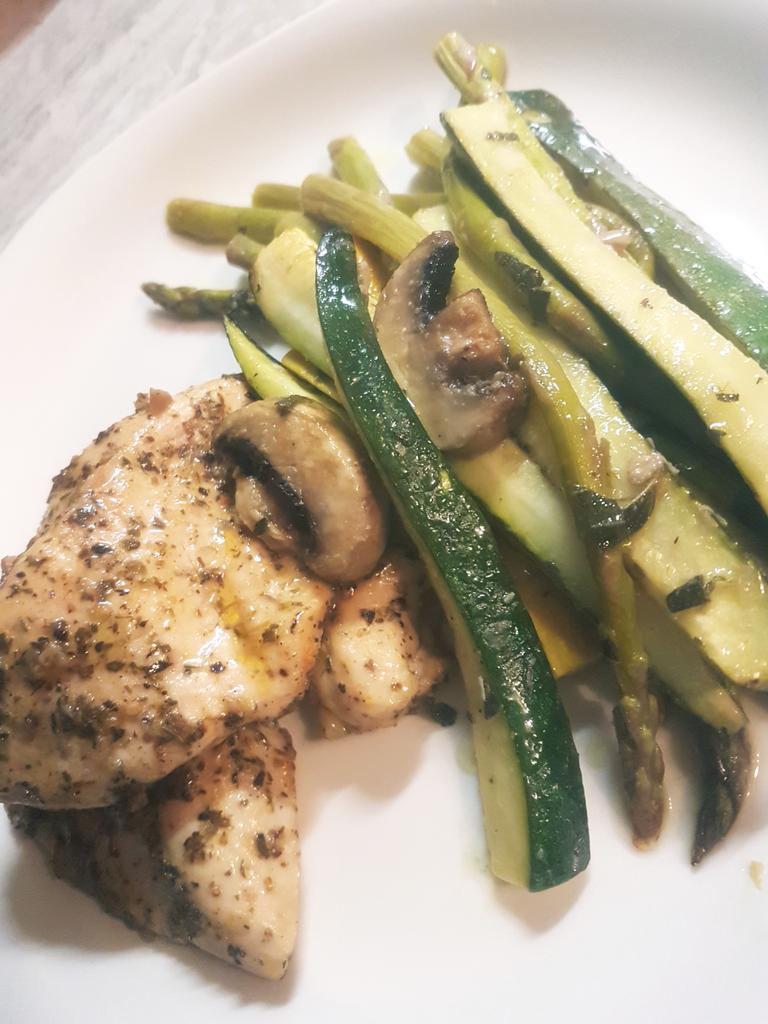 KeepingItSassy4's tweet photo. Bon appetit😋😋😋 https://t.co/XBwKfWvo7j