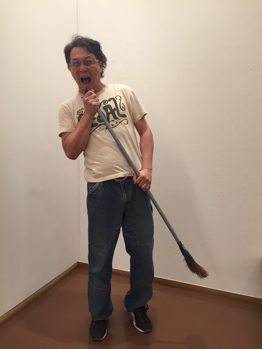 鬩展@伊丹市立美術館、いよいよ明日で閉幕となります！本日も棚田康司さんは公開制作しており、最後の仕上げに入りました。いつものTシャツを脱ぎ捨て、気合いみなぎってますっ！ぜひ観に来てくださいっ！