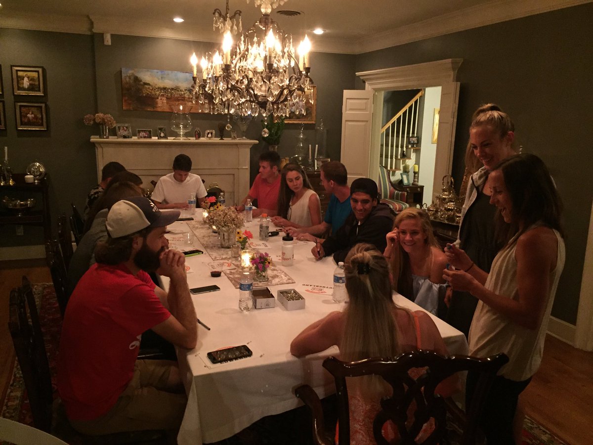 The #EdMurpheyMile pros signing bibs for tomorrow! <a href="/memphisyouthath/">Memphis Youth Ath.</a> @HotPaquettes @Jesse_Garn