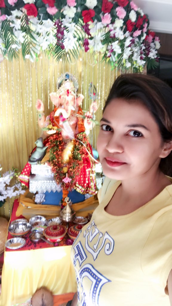 RachnaRS163's tweet photo. @SocialMazeweb My #Selfie With Ganesha #MAZEWEB @SocialMazeweb https://t.co/BKeSK8CtzZ