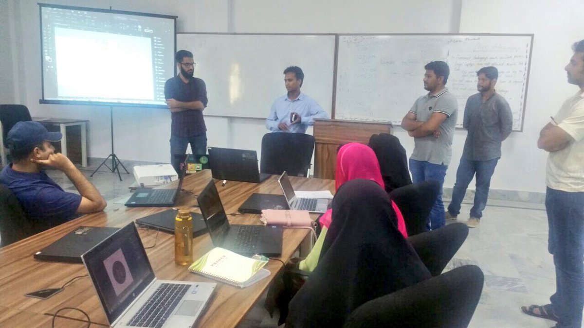 erozgaar's tweet photo. About yesterday: Master Trainer Creative Design Abdul Rahim talking to the candidates on design &amp; strategy at @UET_TAXILA! #TrainerTalks https://t.co/XoIPIrStu2