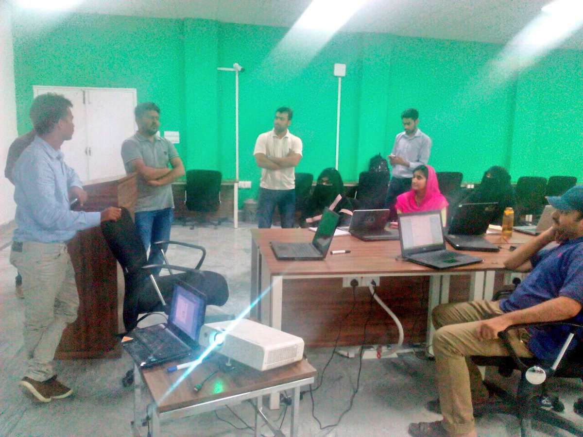 erozgaar's tweet photo. About yesterday: Master Trainer Creative Design Abdul Rahim talking to the candidates on design &amp; strategy at @UET_TAXILA! #TrainerTalks https://t.co/XoIPIrStu2
