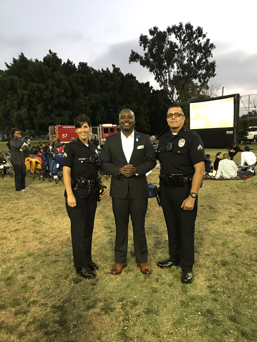 catdurant's tweet photo. Zootopia movie night in St Andrews Park @LAPDCaptRamirez @12SLO51 @12SLO73 @12SLO57 @12SL03 @12SL03 @gmarilynn77th @31723Dixon https://t.co/PdQmz2Ajuv