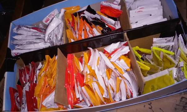 OldPhotosBacon's tweet photo. The valuable items you find on #Craigslist #FreeSection ............ box of condiments. yum. https://t.co/pOAmN57hfL