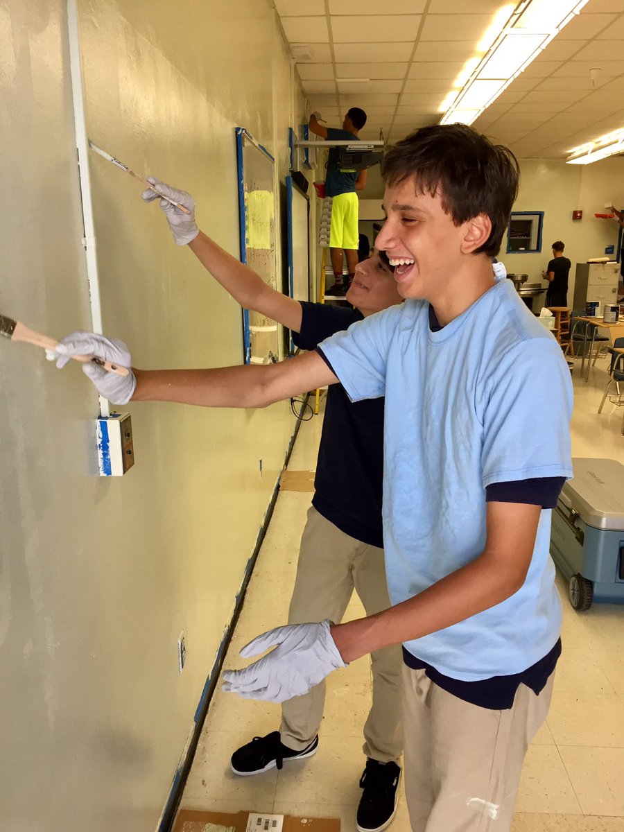 andrewkearns64's tweet photo. @josemartimast students volunteering by painting our #BotanyLab - after school on a Friday! 🎨🍃 #mast1718 @STEMDesignation @FairchildGarden https://t.co/V5Qil1jl66