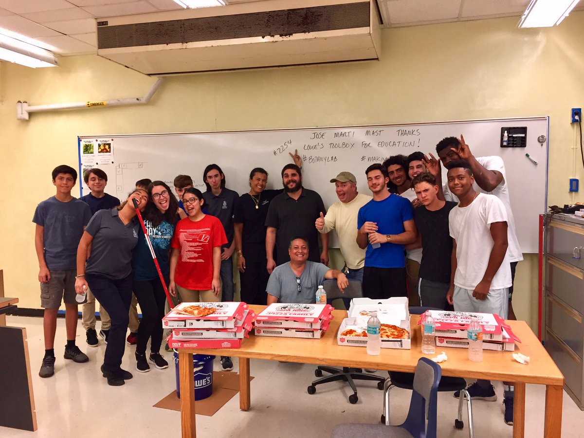 andrewkearns64's tweet photo. @josemartimast students volunteering by painting our #BotanyLab - after school on a Friday! 🎨🍃 #mast1718 @STEMDesignation @FairchildGarden https://t.co/V5Qil1jl66