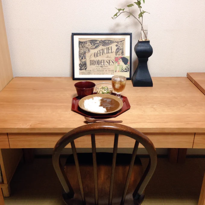 新しい仕事机が来たので、とりあえずごはん食べた。以前は160㎝幅だったけど120㎝に変更。端の方が物置になってたので。木の机になったのが嬉しい。 