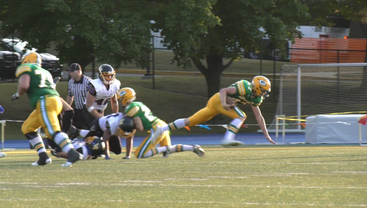 DalconTodd's tweet photo. How it's done...@geneseofootball #fullback @ryver_griffin #aintgoingdown #2017greenmachine @athleticsGHS @GeneseoHighScho @ChrisSteele_GR https://t.co/u56TD6vVWC