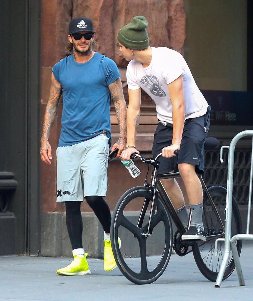 DavidBeckhamTH's tweet photo. ภาพเฮียเบคส์และบรูคลินที่นิวยอร์กเมื่อวันพุธค่ะ (23 Aug 2017) https://t.co/5Av4moA3up