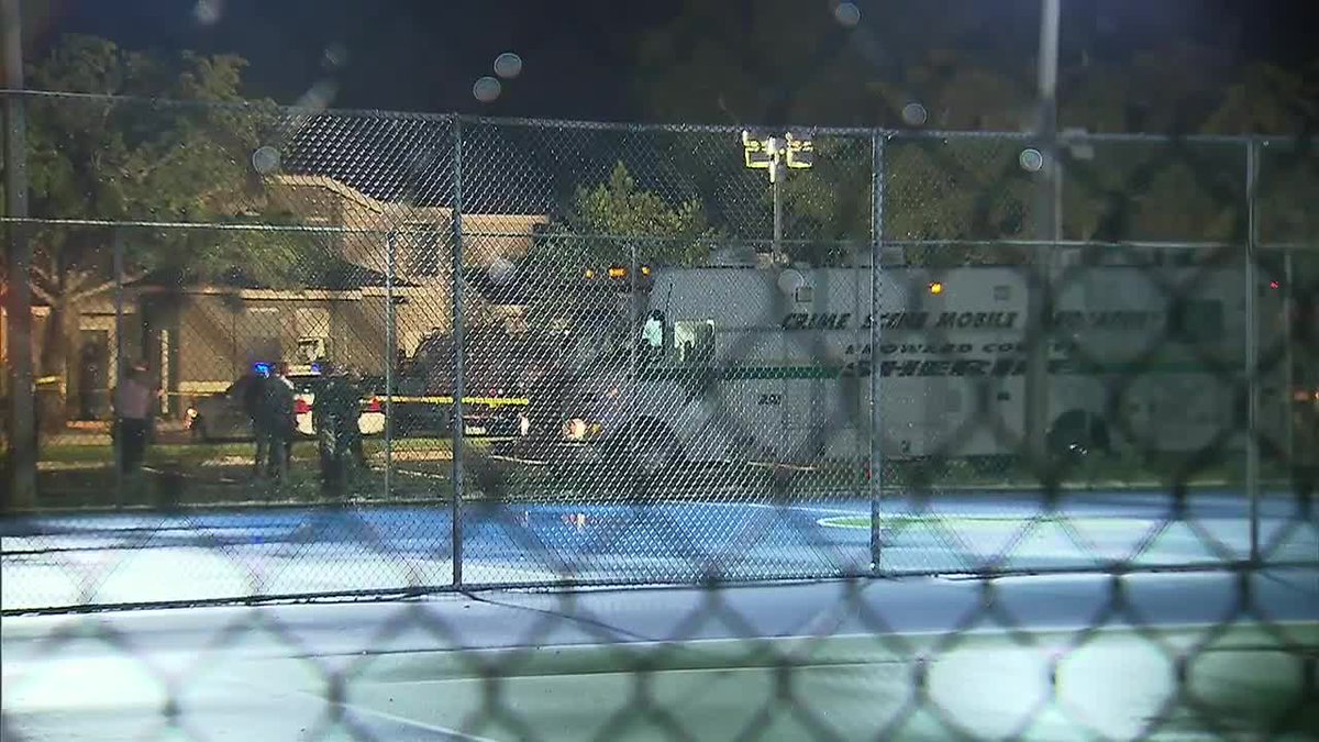 Police officers kill armed 28-year-old woman in #Sunrise bit.ly/2w5U1kx?utm_me… https://t.co/f1PMHWIMEE