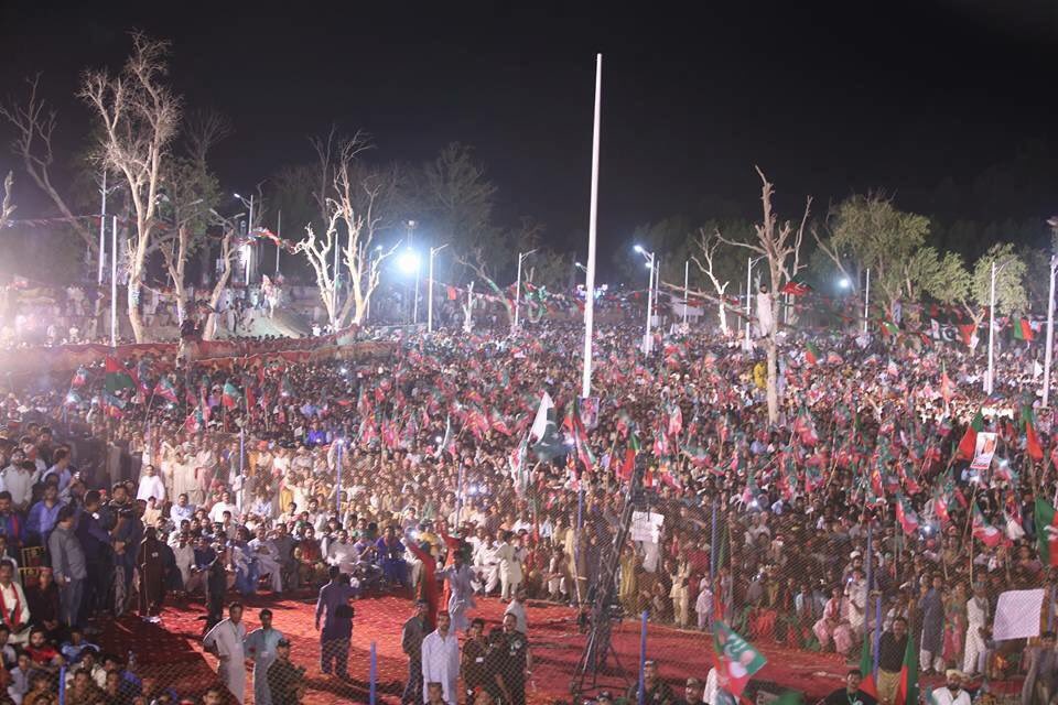 ZHALEPOTO's tweet photo. Due2Just25000 CapacityGround ws JamPacked-Almost same number of people ws outside the stadium
Wt a show @PTIofficial @ImranKhanPTI in Sukkur https://t.co/erPTI4tEA4