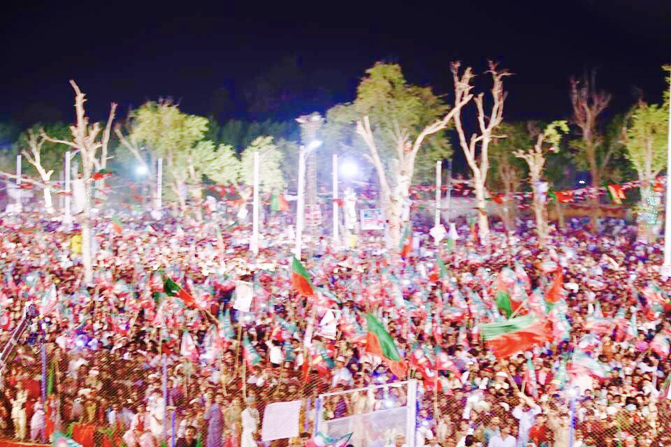 ZHALEPOTO's tweet photo. Due2Just25000 CapacityGround ws JamPacked-Almost same number of people ws outside the stadium
Wt a show @PTIofficial @ImranKhanPTI in Sukkur https://t.co/erPTI4tEA4