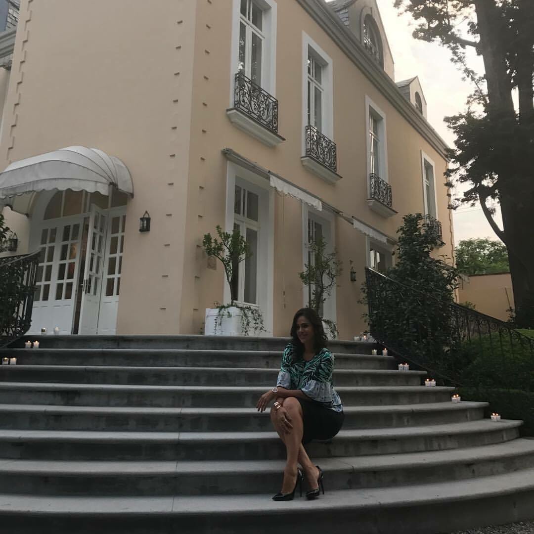 LuzElenaGlez's tweet photo. #EsteViernesQuisiera decirles que los amo demasiado. Hoy fue un gran día, viernes de celebración. ¿qué tal estuvo su día? 👗❤️💕🌺😘🙏🏻 https://t.co/4ty9VYNAFV