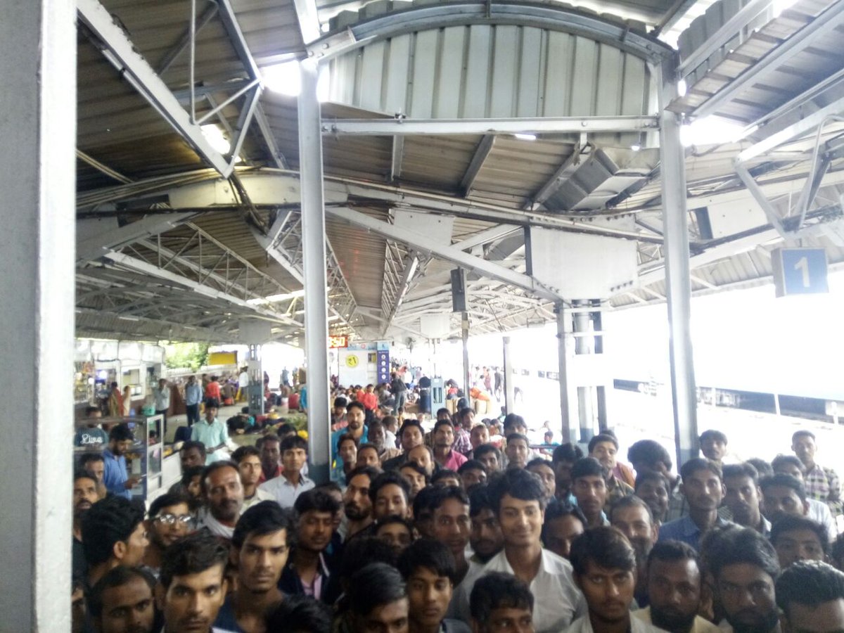 NewsNationTV's tweet photo. Thousands of #VaishnuDevi Yatri struck at #Jammu Railway Station since Friday https://t.co/gE0bJeTz3A