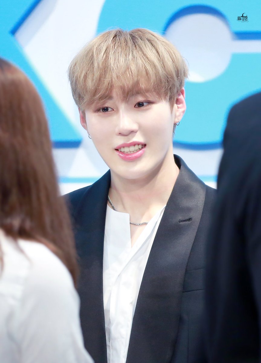 Geun_Duun's tweet photo. 170820 LA KCON 밋앤그릿

어쩜 이렇게 예쁠수가 있어?
반짝반짝 빛이 나☄️

#하성운 #워너원 #WannaOne #HaSungWoon @WannaOne_twt https://t.co/kd4itjhtjk