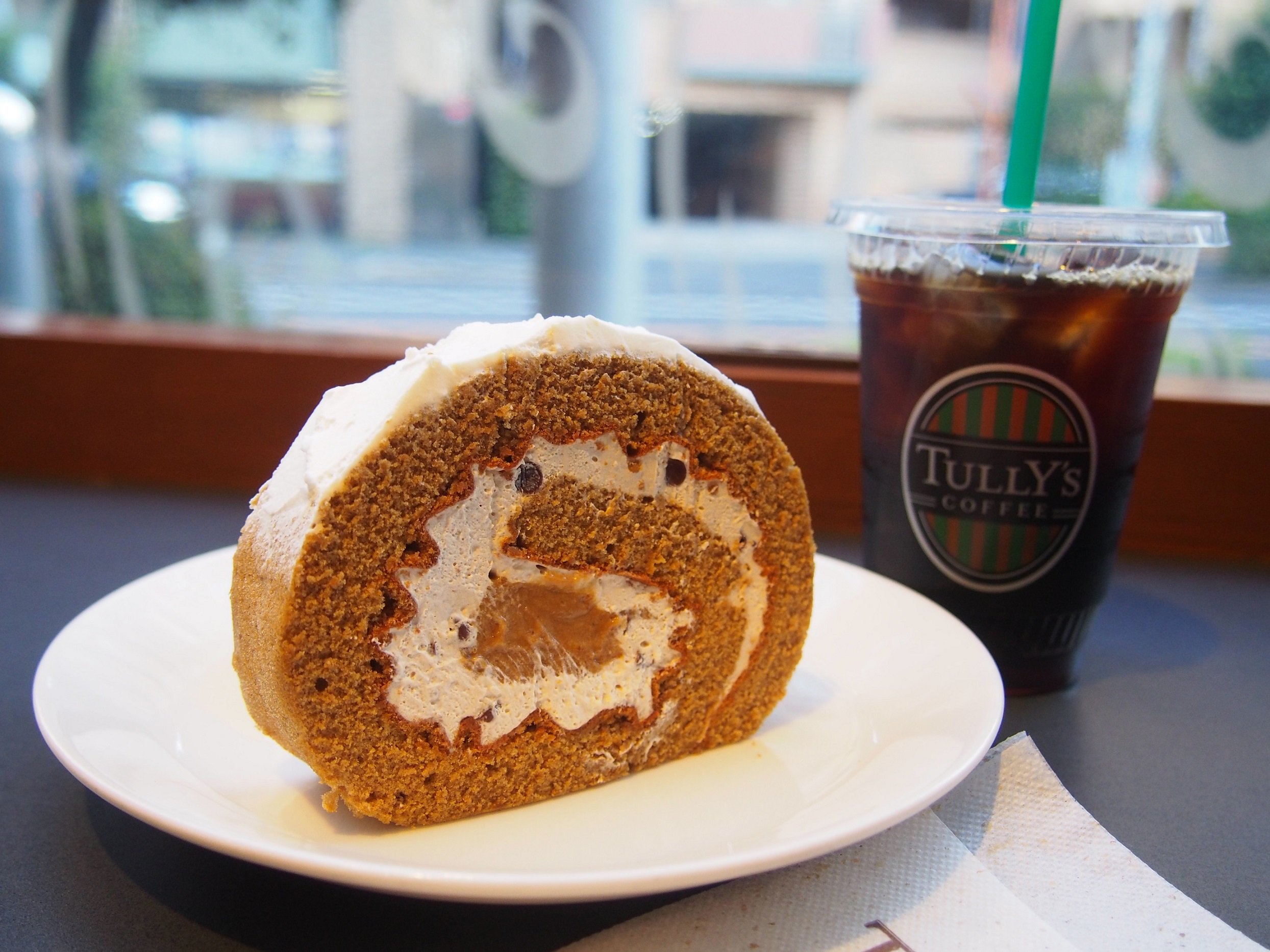 タリーズコーヒージャパン株式会社 コーヒー豆 エスプレッソクラシコ から抽出したコーヒーエキスを使用したロールケーキ です しっかりとしたコーヒー味と甘く華やかな香りが特徴です 休日はコーヒーの香りいっぱいのスイーツタイムを コーヒー